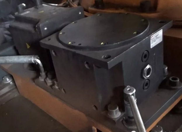 擰松變數(shù)箱的三個(gè)緊固螺絲，和一個(gè)偏心輪的緊固螺絲