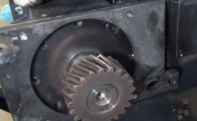 齒輪箱的的螺絲斷了六根，外嚙合的斜齒輪嚴(yán)重磨損