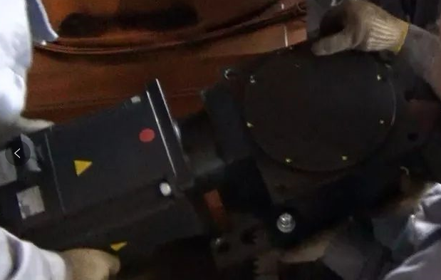 放入齒輪箱的時(shí)候，保證馬達(dá)側(cè)要抬高點(diǎn)，保證斜齒輪之間的嚙合更順暢